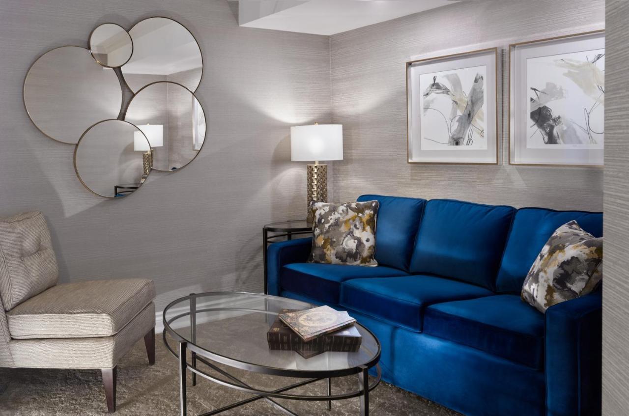Chateau Vaudreuil Ngoại thất bức ảnh A living room with a blue sofa