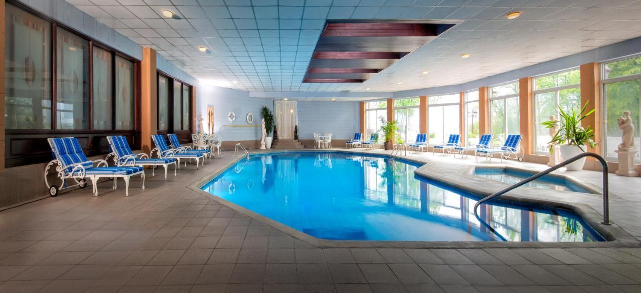 Chateau Vaudreuil Ngoại thất bức ảnh The swimming pool at the hotel