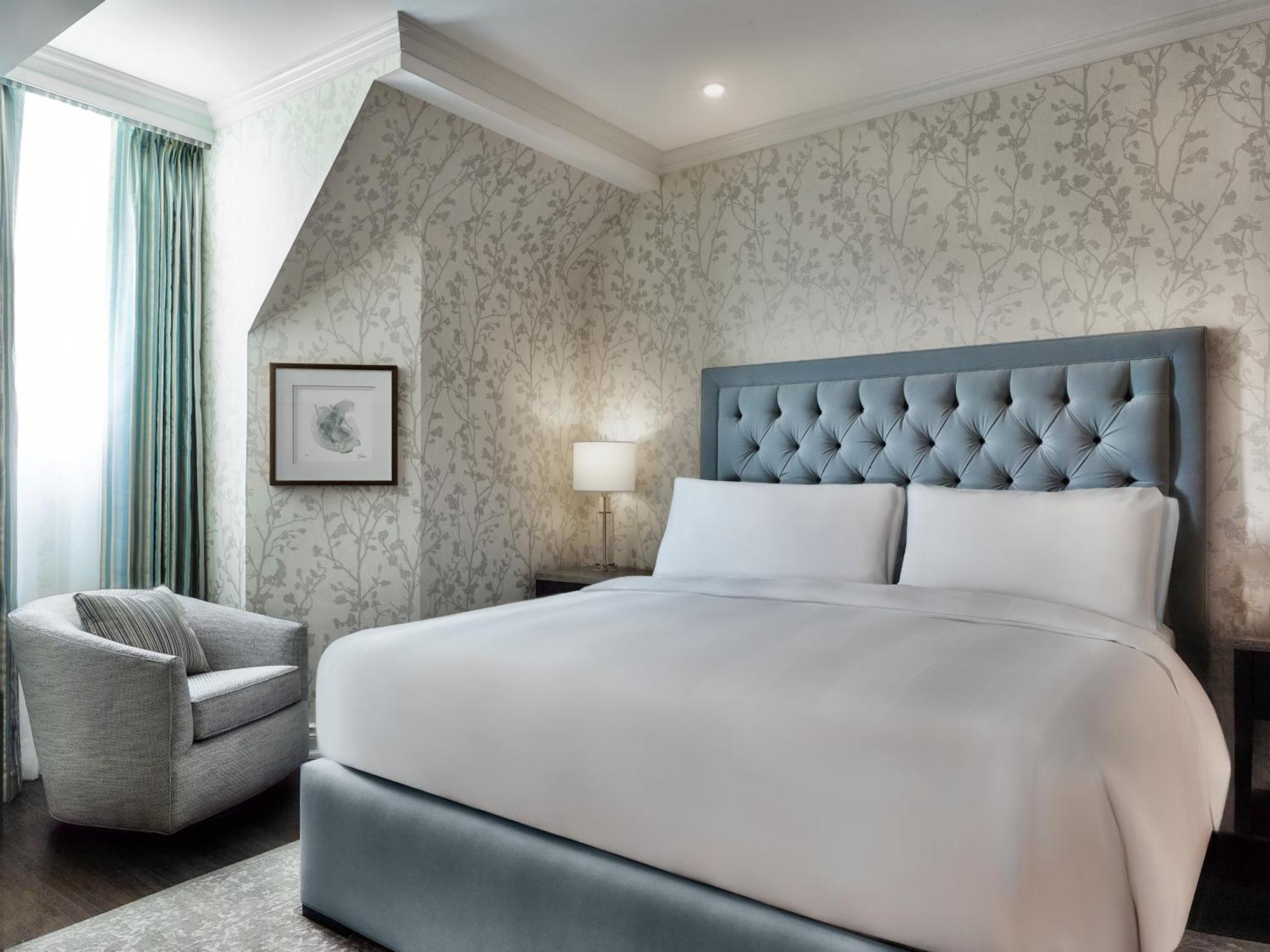 Chateau Vaudreuil Ngoại thất bức ảnh A bedroom at the London West Hollywood