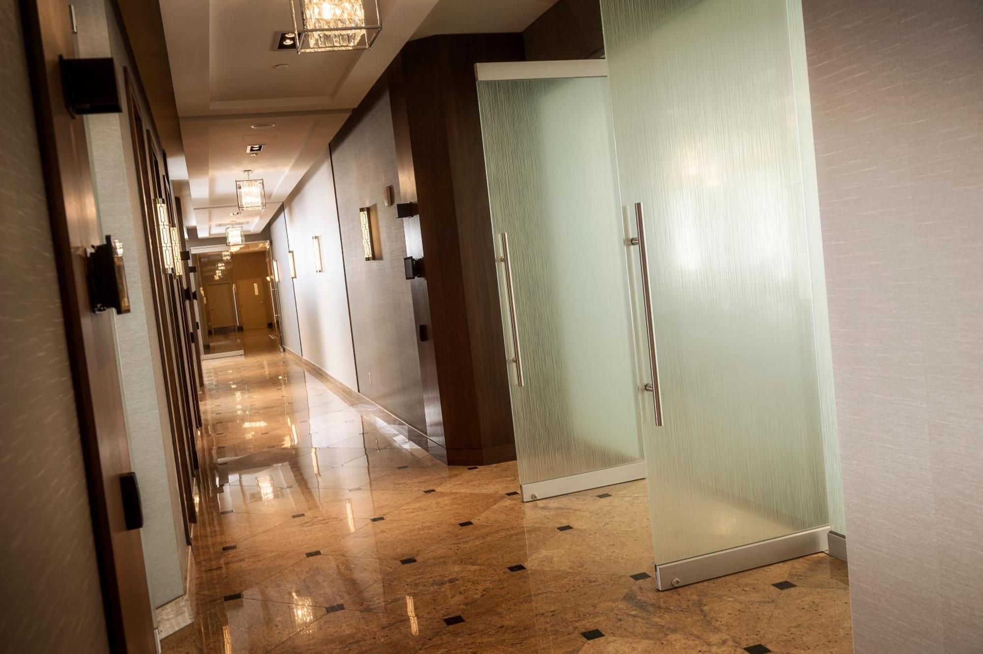Chateau Vaudreuil Ngoại thất bức ảnh A corridor in a hotel