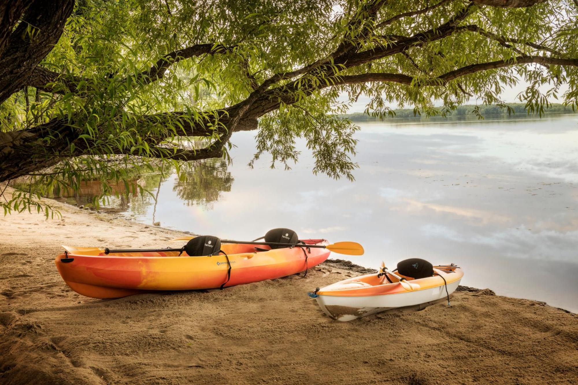 Chateau Vaudreuil Ngoại thất bức ảnh Kayaks on the shore of Lake Waconia