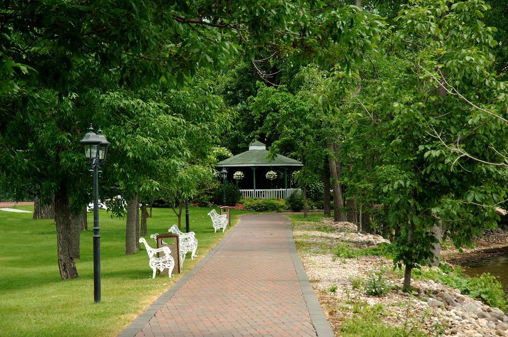 Chateau Vaudreuil Ngoại thất bức ảnh The gazebo at the park