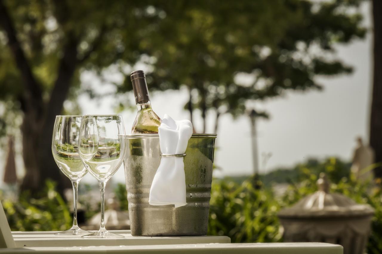 Chateau Vaudreuil Ngoại thất bức ảnh A bottle of wine in a wine cooler
